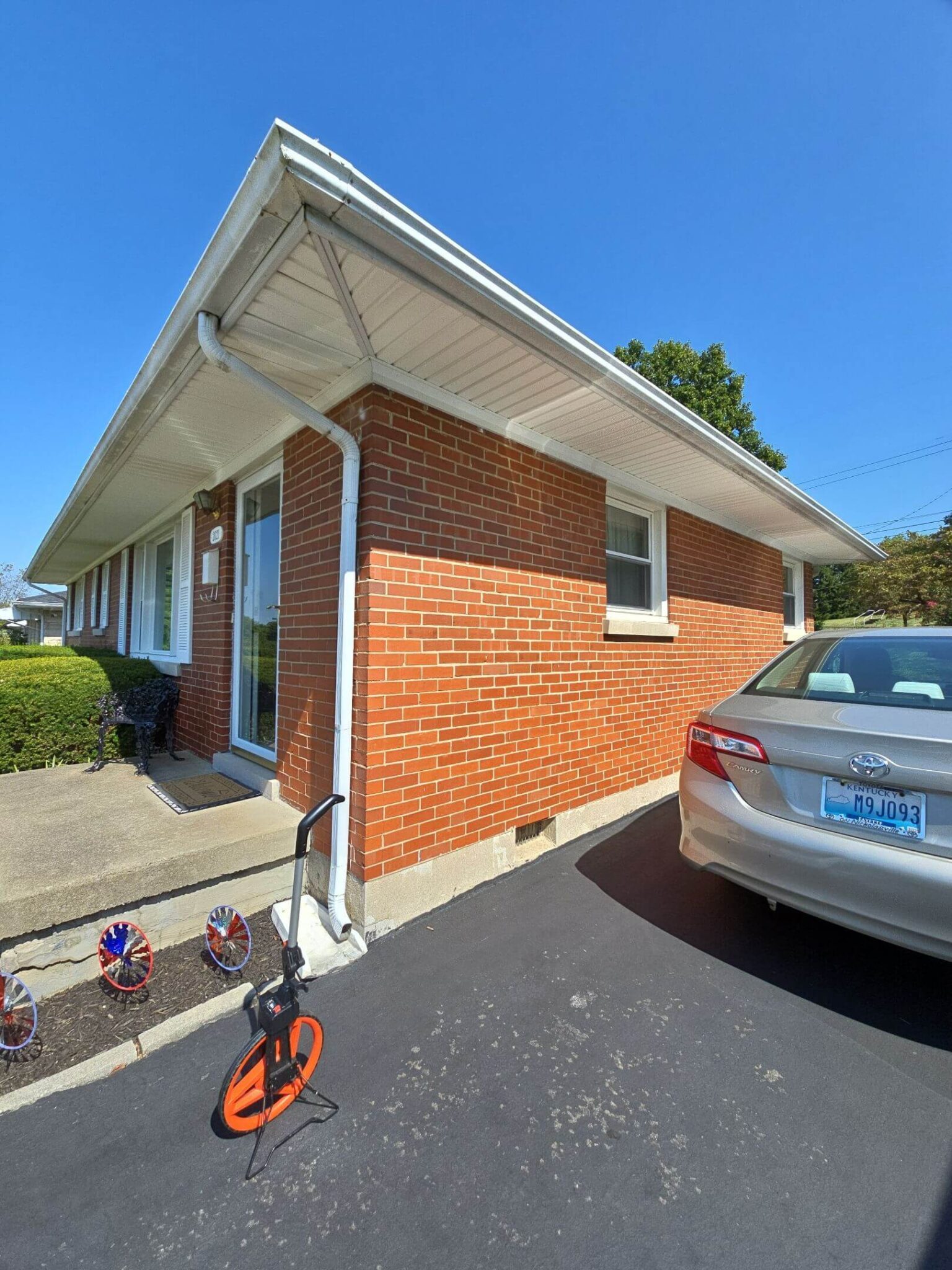 Local gutter cleaning company serving homeowners in Paris KY