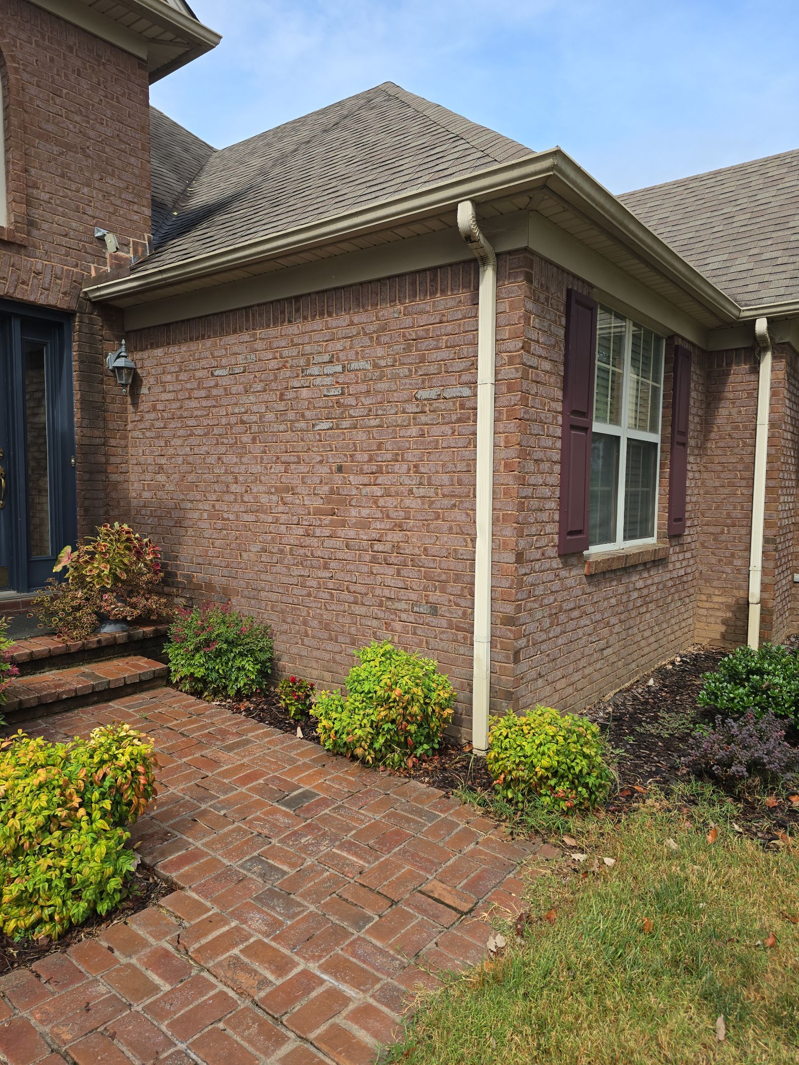Gutter inspection on a Richmond, KY home
